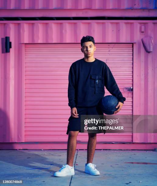 latijns tienerbasketbalportret - kids fashion stockfoto's en -beelden