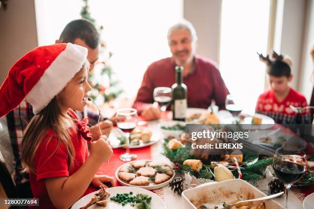 happy family at christmas lunch - familie essen weihnachten stock-fotos und bilder