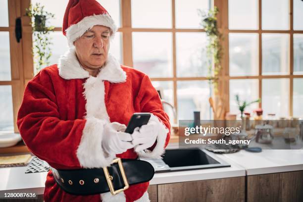 Santa Using Phone 735 Santa Holding Cell Phone Stock Photos, High-Res Pictures, and ...