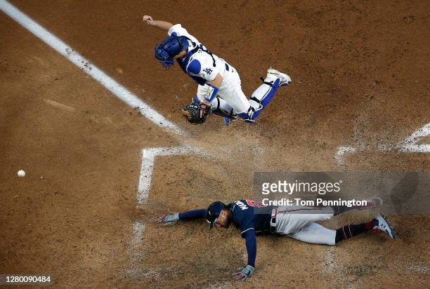 Nick Markakis of the Atlanta Braves scores a run against the Los Angeles Dodgers during the fifth inning in Game Two of the National League...