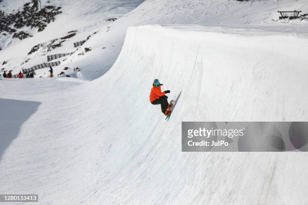winter holidays in ski resort - halfpipe imagens e fotografias de stock