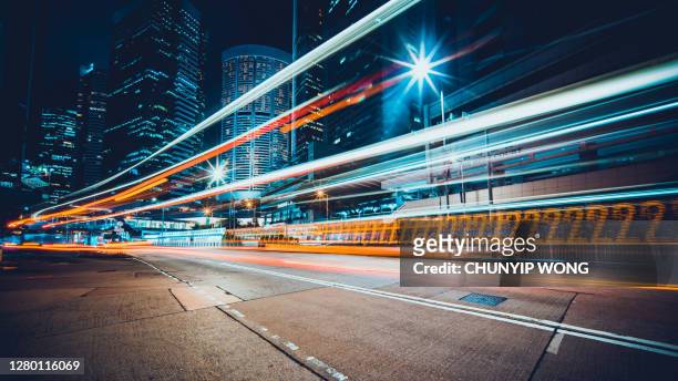 hong kong città notturna - in movimento foto e immagini stock