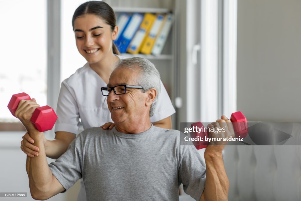 Krankenschwester und männlicher Patient beim Training