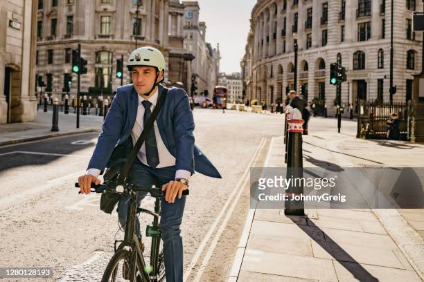 naderende zakenman die aan het werk in stad van londen fietst - ride london stockfoto's en -beelden