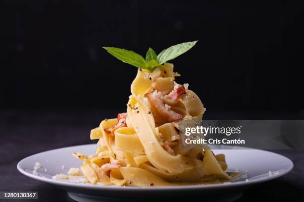 tagliatelle carbonara dish - cris cantón photography stock-fotos und bilder