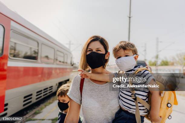 pendeln während der pandemie - familie in der bahn stock-fotos und bilder