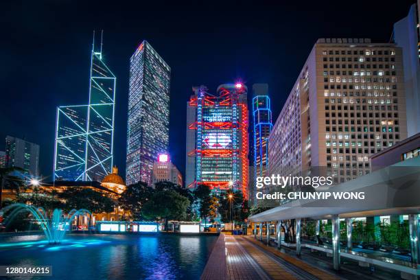 el centro de hong kong es el principal distrito financiero de la ciudad - banco de hong kong y shanghai fotografías e imágenes de stock