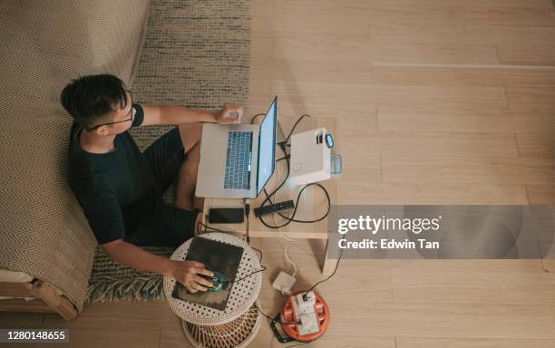 aziatische chinese man die thuis werkt met laptop en projector scherm met videoconferentie - lifehack stockfoto's en -beelden