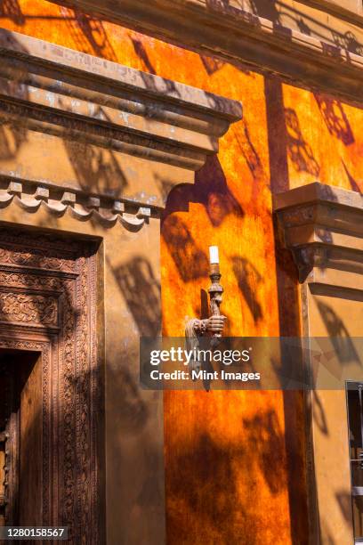 close up of lamp and door frame of a building in todos santos, mexico. - todos santos stockfoto's en -beelden