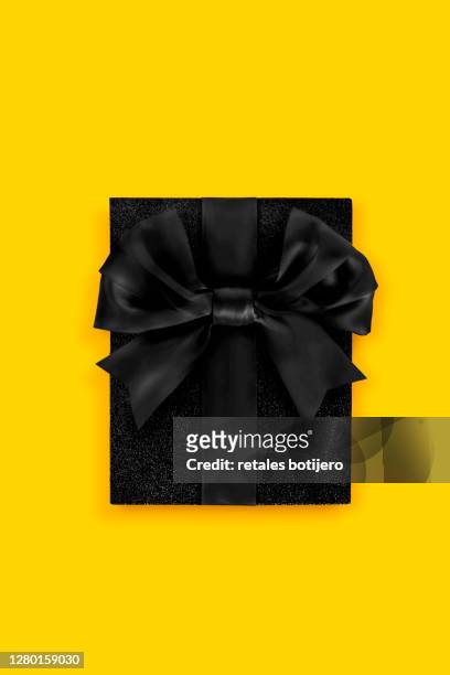 black gift package with bow - hochglanz stock-fotos und bilder