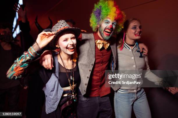 ¡es noche de halloween! - traje de época fotografías e imágenes de stock