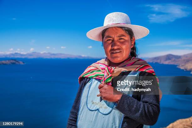 de vrouw van aymara op isla del sol, meer titicaca, bolivië - bolivia daily life stockfoto's en -beelden
