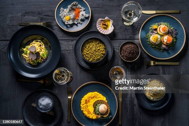 deluxe - menü mit edlem geschirr und goldenem besteck auf rustikalem untergrund - 魚卵 ストックフォトと画像