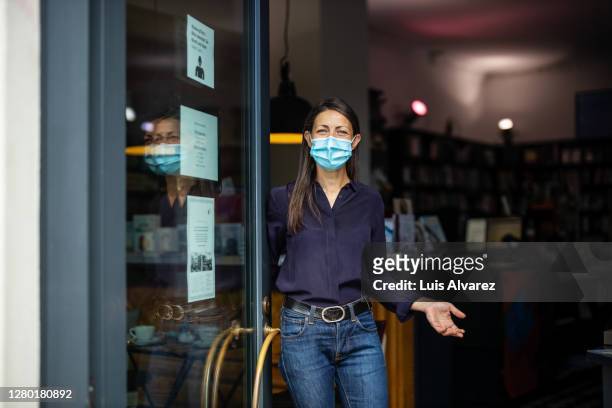 bookstore welcoming the customers post pandemic - retail place stock pictures, royalty-free photos & images