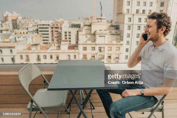 empresário com smartphone em um telhado em barcelona - table top view - fotografias e filmes do acervo