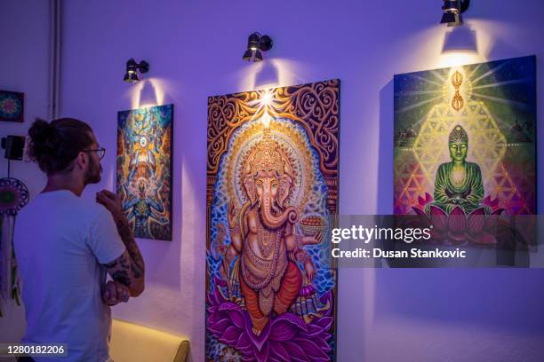 man on art exhibition - espetáculo de arte imagens e fotografias de stock