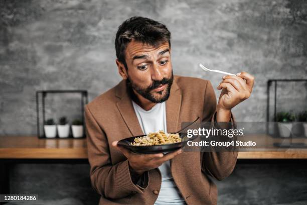 hombre de negocios en restaurante de comida rápida - hombre comiendo fotografías e imágenes de stock