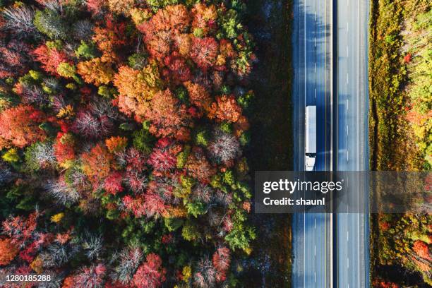 trucking en octubre - carretera paisaje vista aerea fotografías e imágenes de stock