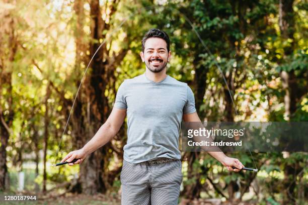 公共の公園で縄跳びで運動する若いアスリート - 縄跳びをする ストックフォトと画像