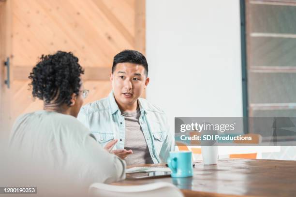 het paar bespreekt ernstig onderwerp terwijl op datum - asian couple arguing stockfoto's en -beelden