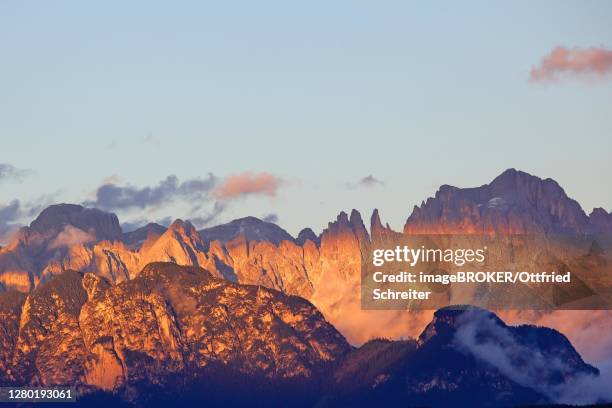 mountain massif rose garden in the evening light, dolomites, south tyrol, italy - catinaccio rosengarten stock pictures, royalty-free photos & images