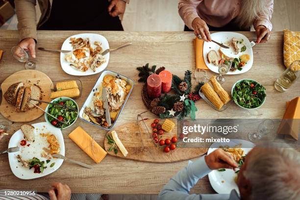 hogere vrienden die voedsel en dranken hebben - leftover stockfoto's en -beelden