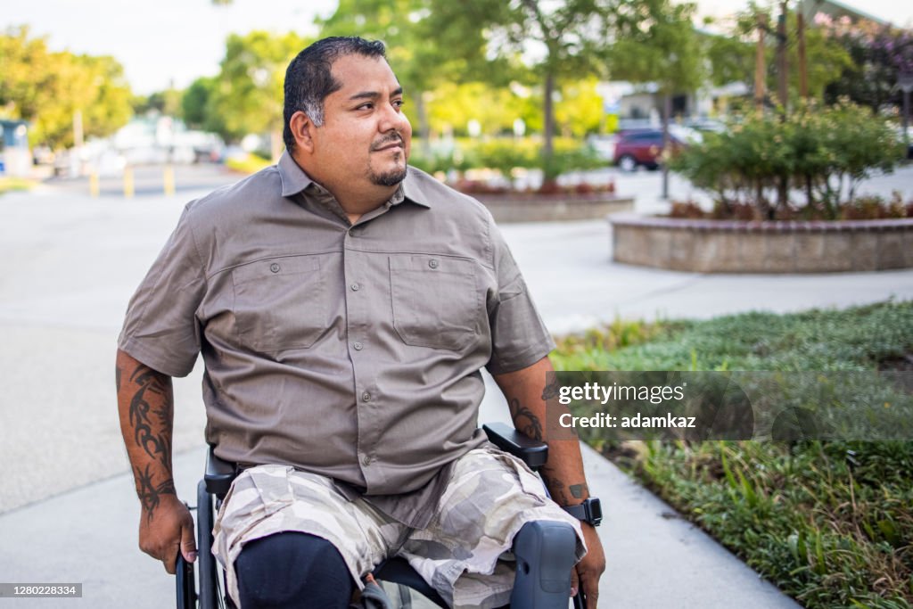 Hispanic American Veteran College Student Rollstuhl