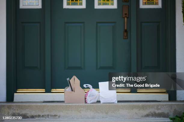 contactless food delivery on doorstep - umbral fotografías e imágenes de stock