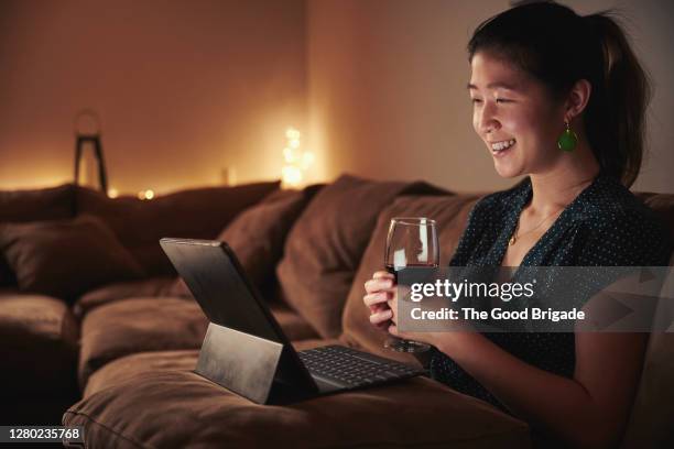 woman having online date with boyfriend - happy hour virtuel photos et images de collection
