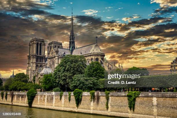 kathedrale notre-dame de paris bei sonnenuntergang - kathedrale von notre dame stock-fotos und bilder