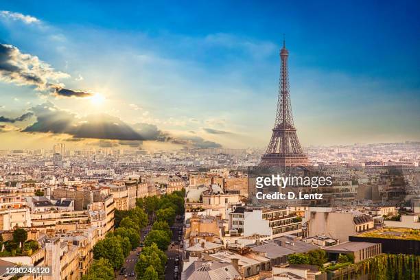 torre eiffel nello skyline di parigi all'alba - paris foto e immagini stock