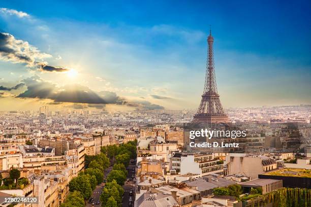 torre eiffel no horizonte de paris ao amanhecer - france - fotografias e filmes do acervo