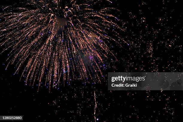 fireworks in the sky on december 31 - fireworks finale stockfoto's en -beelden