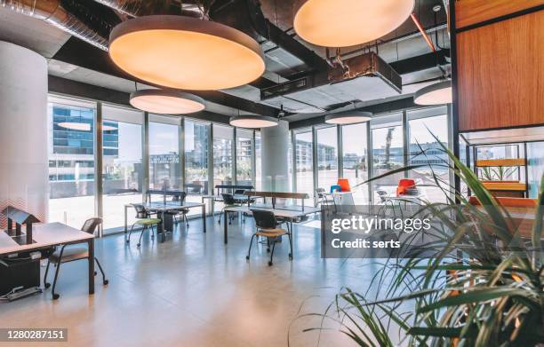 lege moderne bureauruimte met het werkbureau - office building stockfoto's en -beelden