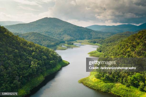 scenic view of mae arb reservoir and mountains against sky ,thoen ,lampang , thailand - forest river foto e immagini stock