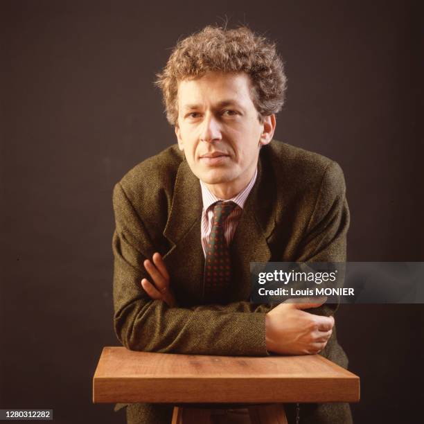 Portrait du journaliste français Laurent Greilsamer , circa 1990, France.