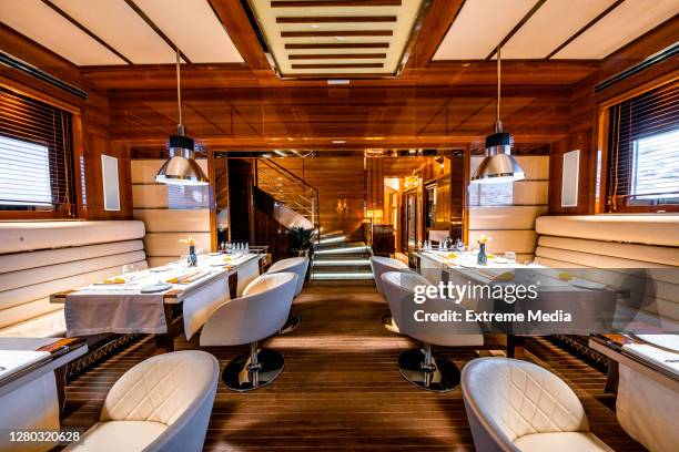 zwei reihen tische in einem hochkarätigen restaurant - yacht interior stock-fotos und bilder