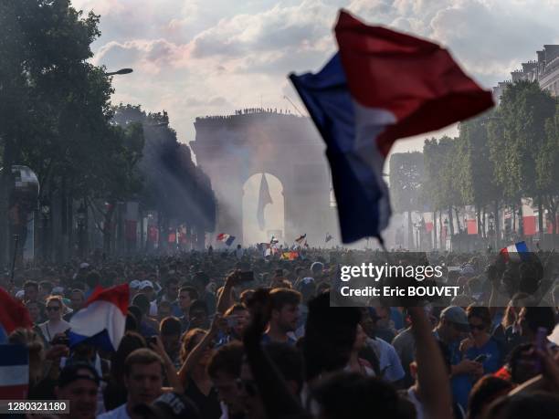 Supporters français sur les Champs Elysées lors du passage du bus de l'équipe de France suite à la victoire de la France sur la Croatie en finale de...