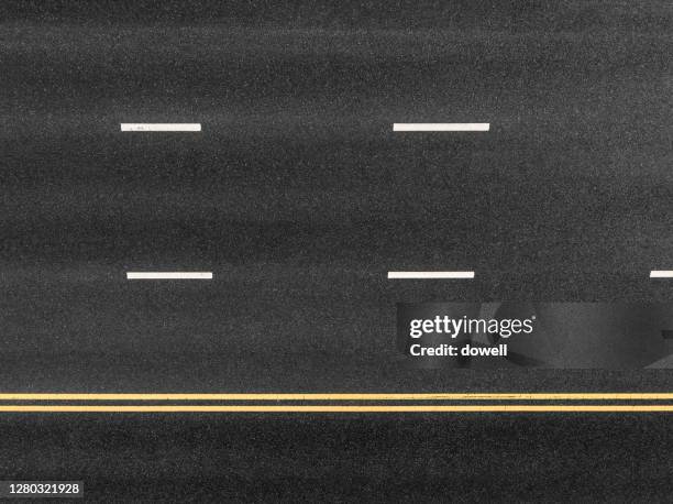 new asphalt road with traffic sign - dividing line road marking stockfoto's en -beelden