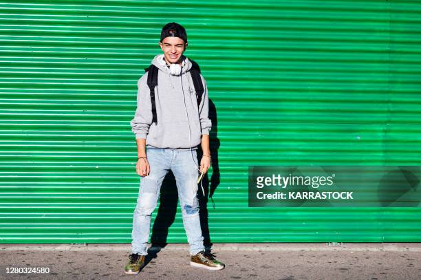 portrait of young guy on the street with green background - sweatshirt fotografías e imágenes de stock