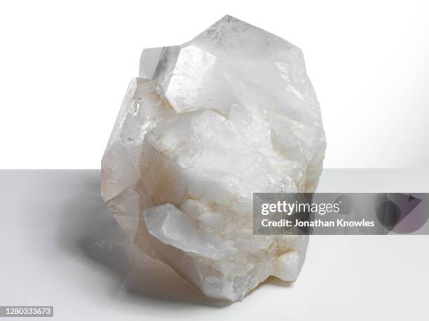 close up quartz crystal - zout mineraal stockfoto's en -beelden