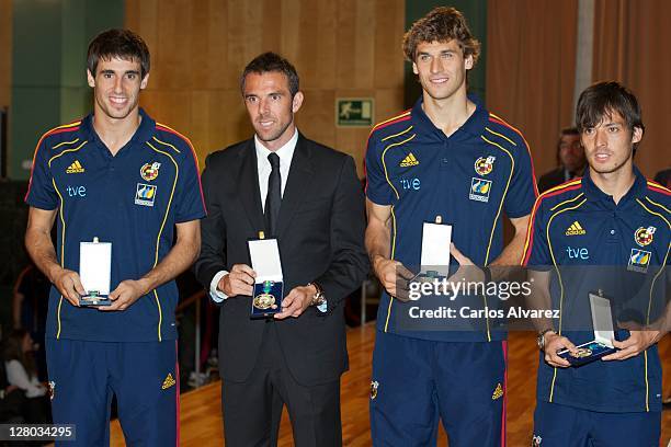 Spanish football team players Javi Martinez, Carlos Marchena, Fernando Llorente and David Silva pose for the photographers during "Real Orden del...