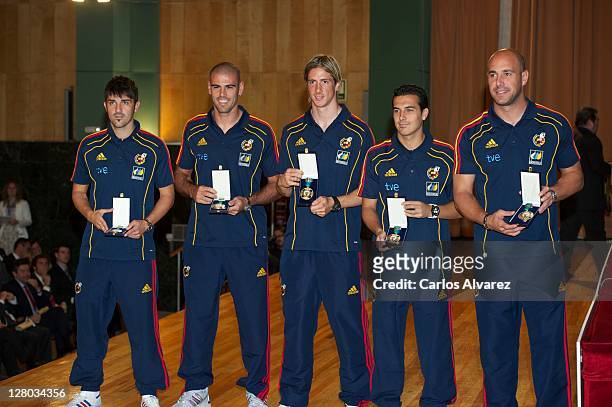 Spanish football team players David Silva, Victor Valdes, Fernando Torres, Pedro Rodriguez and Pepe Reina pose for the photographers during "Real...