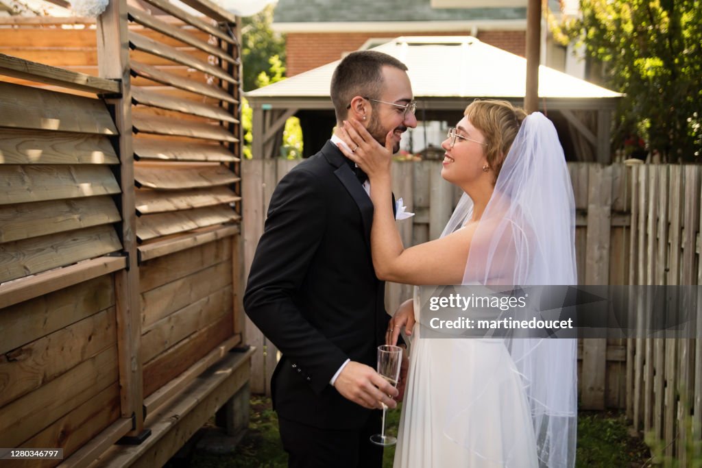 千禧一代的新婚夫婦在後院舉行婚禮雞尾酒會。