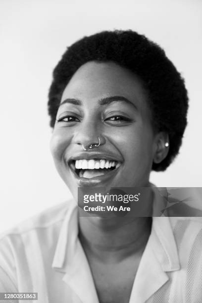 young woman laughing - black and white portrait woman stockfoto's en -beelden