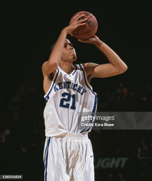 Tayshaun Prince, Forward for the University of Kentucky Wildcats prepares to shoot during the NCAA Pac-10 Conference college basketball game against...