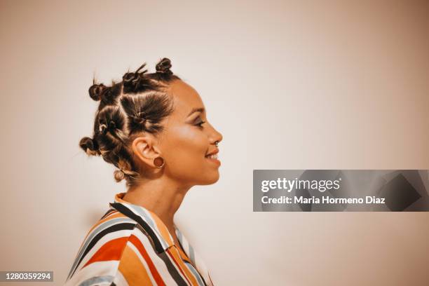 young woman portrait, hairstyle - profiel stockfoto's en -beelden