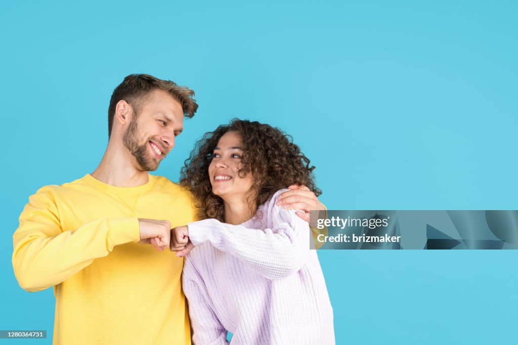 Zwei gemischte Rasse Menschen auf blauem Hintergrund