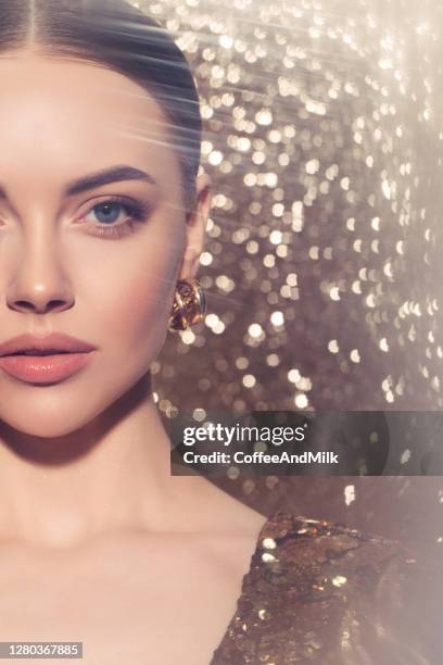 61,367 Makeup With Gold Dress Stock Photos, High-Res Pictures, and Images - Getty Images 61,367 Makeup With Gold Dress Stock Photos, High-Res Pictures, and Images - Getty Images