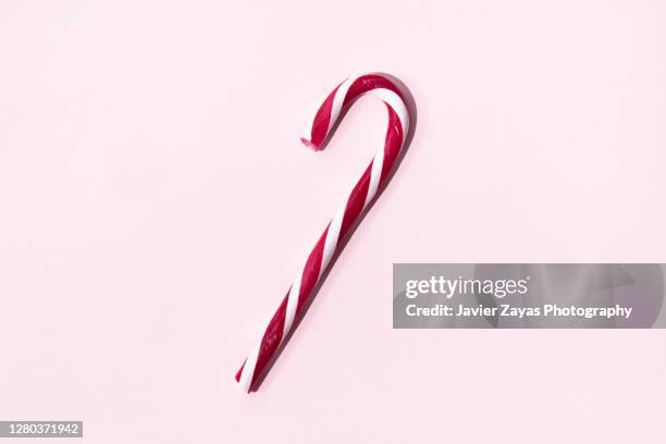 christmas candy cane on a pink background. - candy cane stock-fotos und bilder